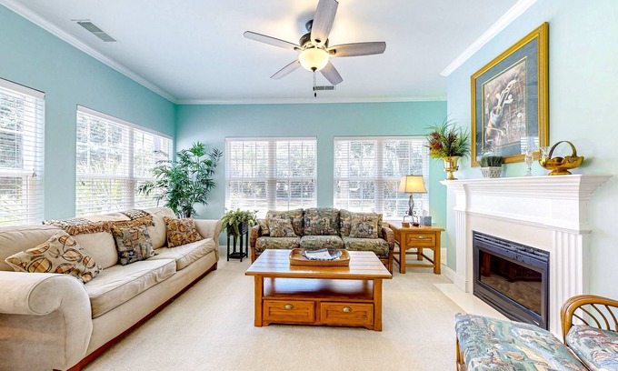 Hilton Head Island Condo | Bright home with outdoor pool, on-site golf, tennis & beach access