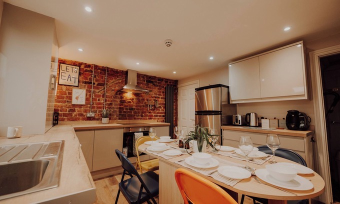 Retford House | Bright House. 13 minutes to the theme park. Family sized victorian terrace.