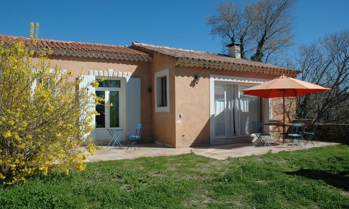 Cabrieres-d'Avignon House | bright house with garden, village center, view on the Luberon.
