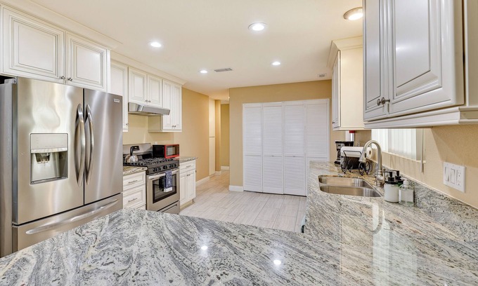 Lakeland Village House | Bright Lake Elsinore House w/ Mountain & Lake View