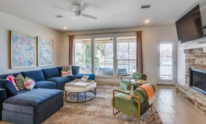 Enchanted Oaks House | Bright lakeside bliss. Your vibrant retreat awaits!