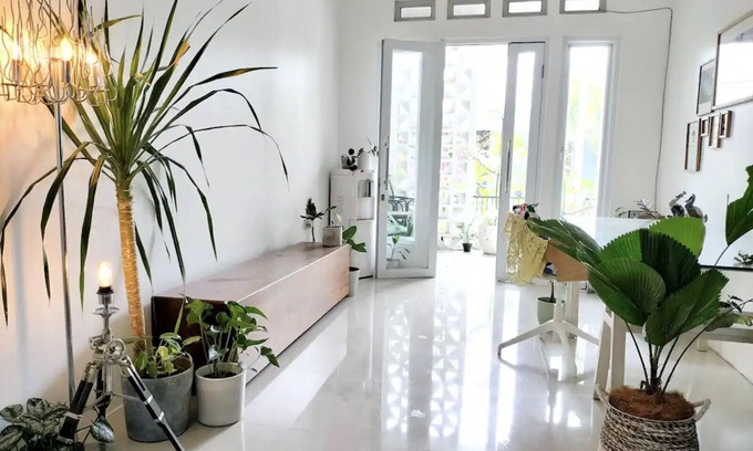 South Tangerang House | Bright leafy home with Biznet up to 250 Mbps 3+1BR