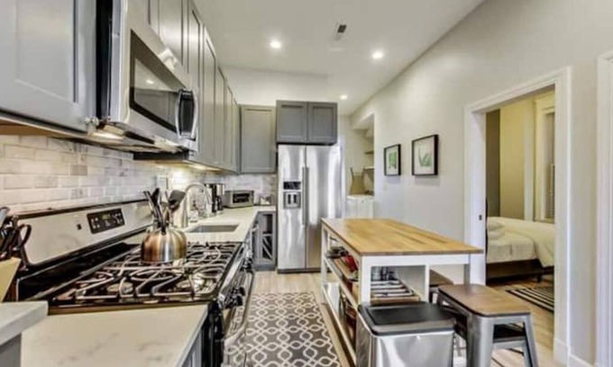 Illinois Medical District Apartment | Bright Med District 2Bd/2Ba w/Garage