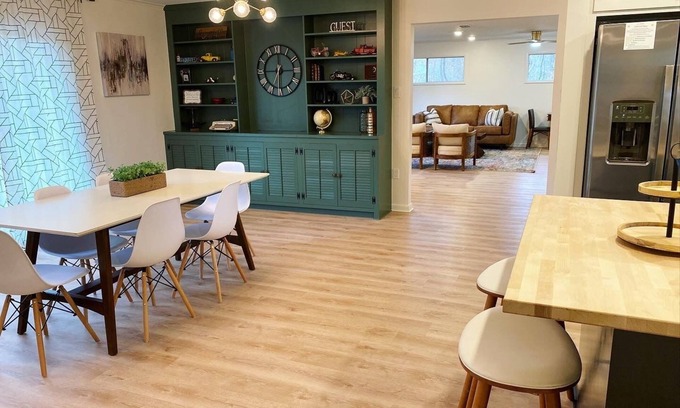 Conway House | Bright, Mid century Modern, 3 bedroom home next to Hendrix College
