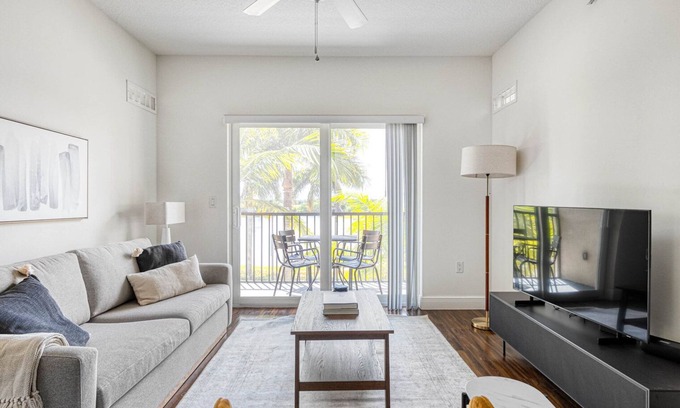 Miramar Apartment | Bright Miramar 2BR w/Gym, Pool & W/D, nr WF, by Blueground