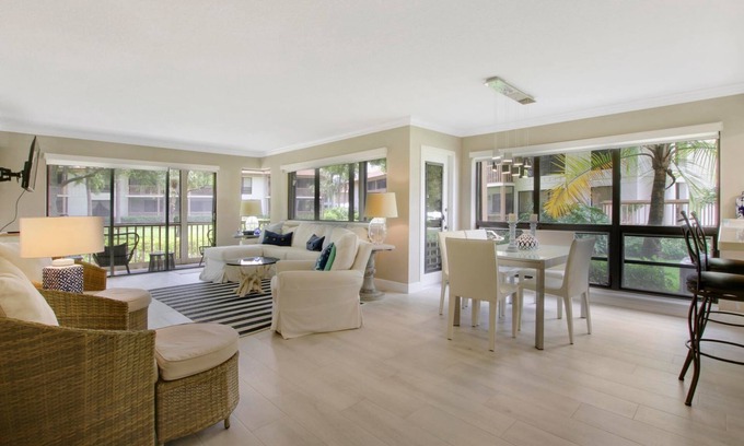 Hunt Club Condo | Bright Modern Condo at PGA National Resort