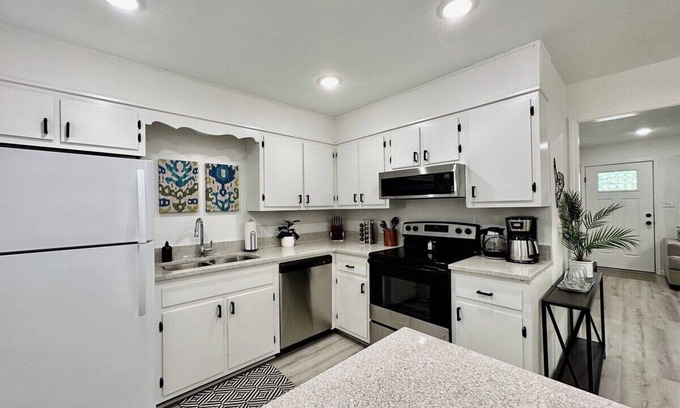 Paragould House | Bright, Modern 1-level near it all!