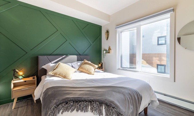 Old Strathcona Condo | Bright & Modern 2br Condo - Whyte Ave w/Parking Steps Away From U Of An
