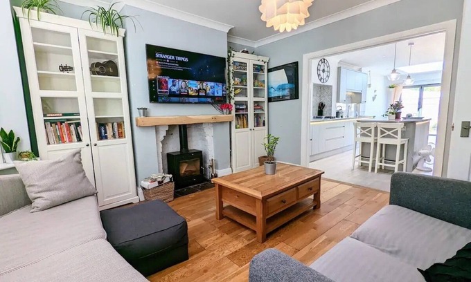 Portsmouth House | Bright & modern 4 bed home + garden + free parking