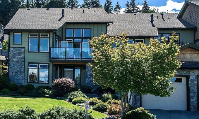 Regional District of Nanaimo House | Bright, modern and fresh