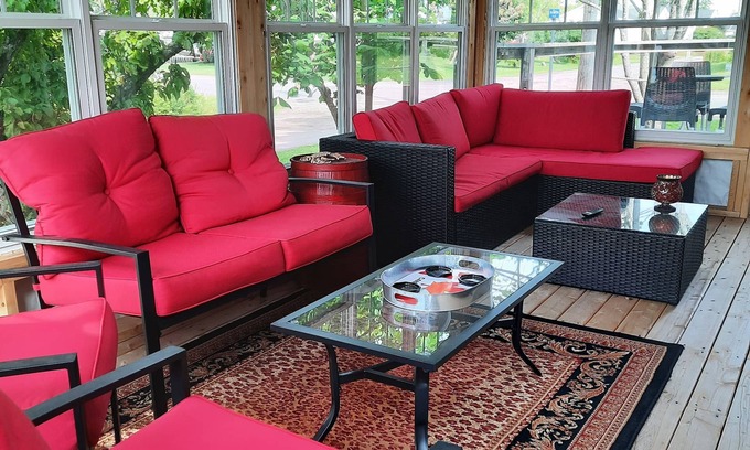 Pointe-du-Chene Cottage | Bright modern cottage close to parlee beach.