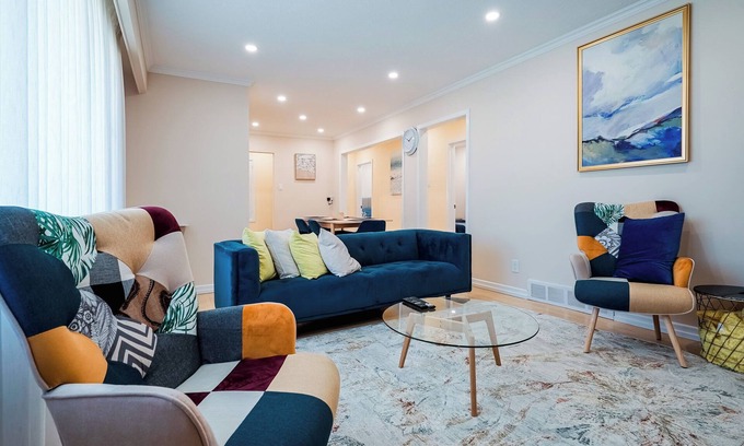 Whitby Apartment | Bright, Modern & Cozy Getaway Home near Toronto