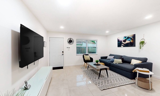 River Oaks Apartment | Bright & modern getaway with AC & patio - perfectly located near parks & trails