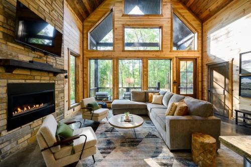 Pickens House | Bright Modern Luxury - Broken Bow Dream Retreat