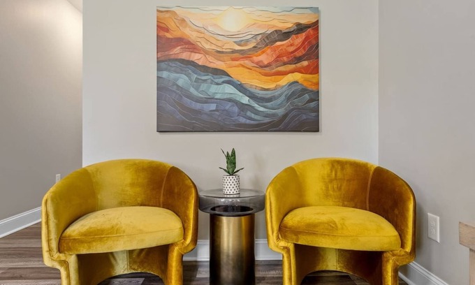 Taylors House | Bright & Modern New Home, King Beds, 10 min to Greenville & Paris Mtn