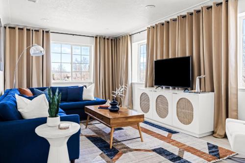 West Colfax Apartment | Bright & Modern Retreat - King Beds - Sloans Lake
