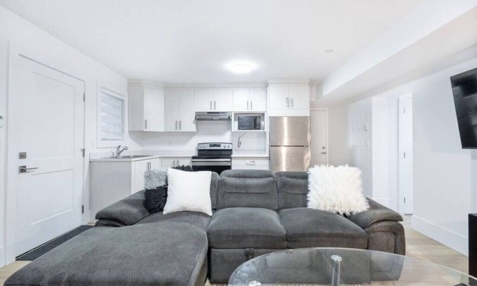 South Newton House | Bright & Modern Surrey Gem ~ Queen Beds ~ Parking!