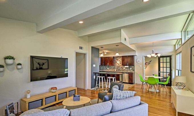 Shearer Hills - Ridgeview House | Bright & Modern Texas Getaway - 7 Mi to The Alamo!
