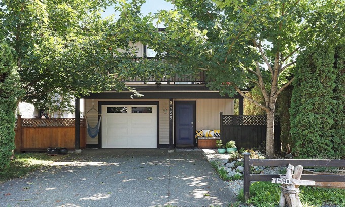 Courtenay House | Bright & Modern, with Garage - Walk to Everything!