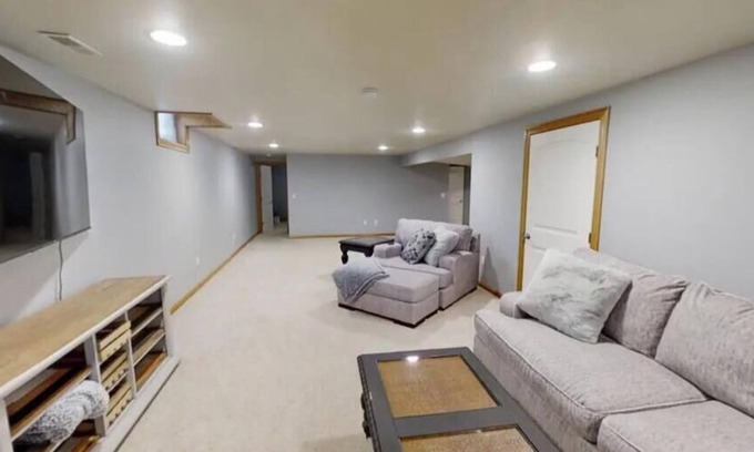 Hays House | Bright 'n' Beautiful! 5 bedrooms 3 restrooms