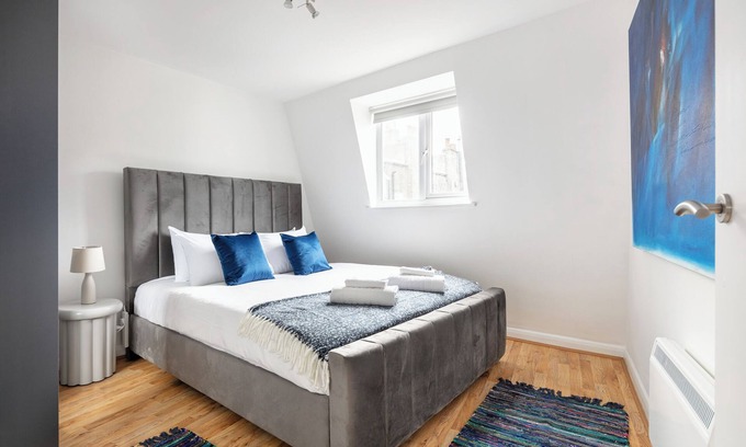 Pimlico Apartment | |> Bright n' Charming Air Conditioned Two Bed in Heart of London<|