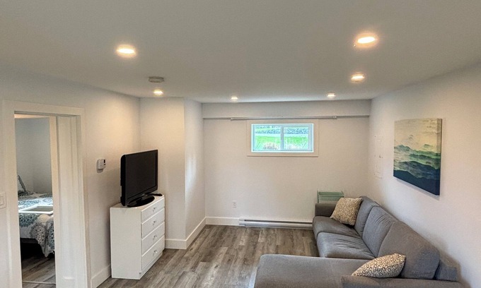 Saanich East House | Bright, New suite on quiet cul de sac - 5 mins to golf course - kid friendly