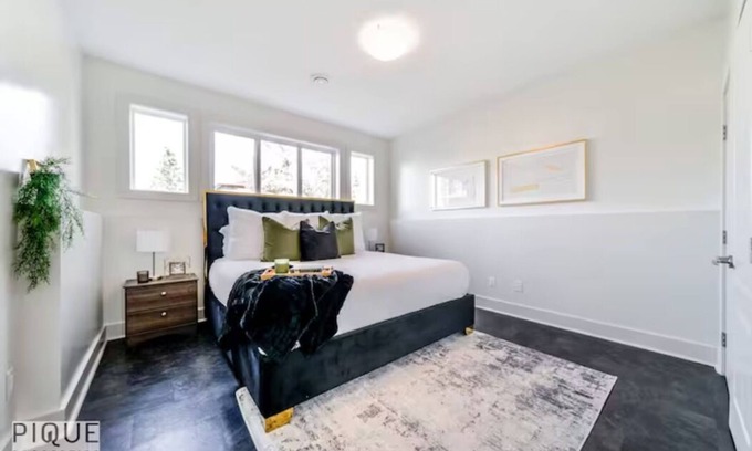 Jasper Place House | Bright Open Suite - King Bed - Free Parking - Long Stays