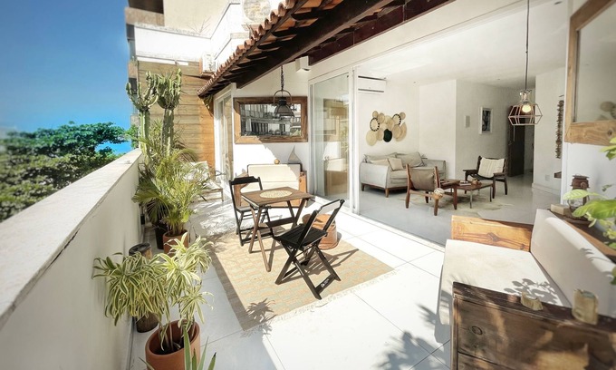 Ipanema Apartment | Bright Penthouse 30 seconds away from posto 9