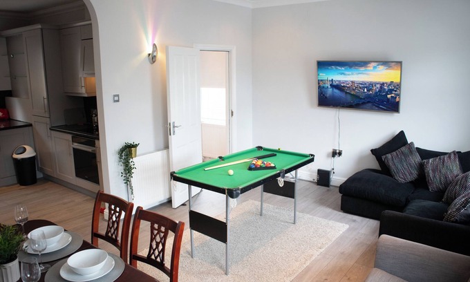 Fairfield House | Bright Private Terrace | Private Parking | WiFi | TV | Hot Tub Shower