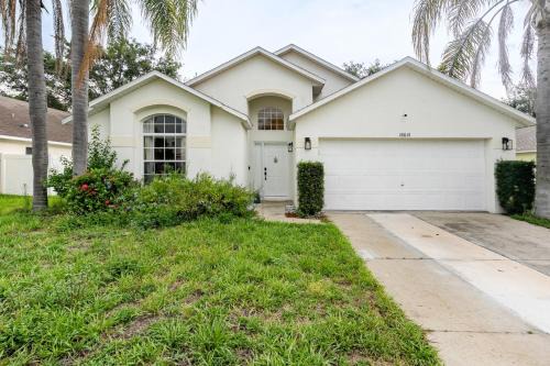Sunrise Lakes Apartment | Bright Queen BR Pool Retreat Near Disney