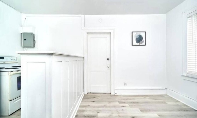 Bridgeview Apartment | Bright Quiet One Bedroom Apartment