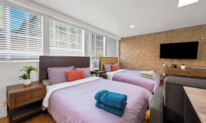 Cortez Hill Apartment | Bright Remodeled 2 queen beds Studio Close Little Italy