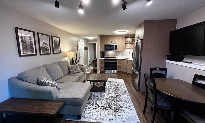 Silver Star Mountain Apartment | Bright renovated 1 bed/1 bath suite steps from the skiway! Private hot tub too