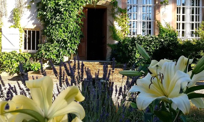 Aydoilles Bed & Breakfast | Bright room with common areas and tennis court in Aydoilles