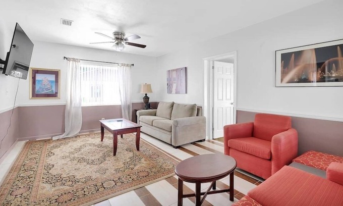 Lakeshore South House | ~Bright & Roomy Sleeps 9 Lakeshore Area~