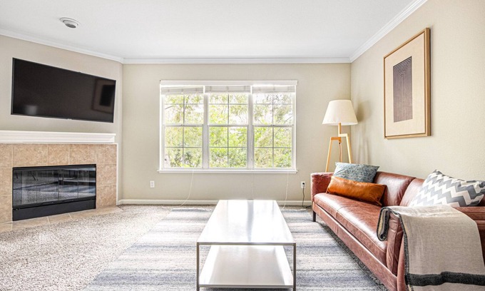 Santa Clara Apartment | Bright Santa Clara 1BR w/Parking, W/D, walk to Groceries, by Blueground
