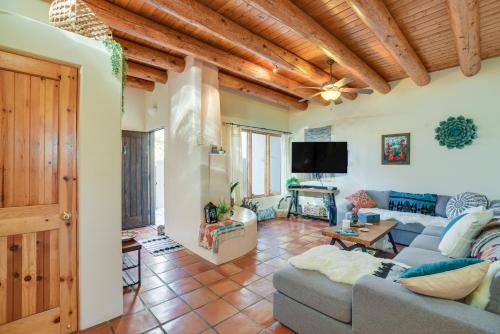 Southside Apartment | Bright Santa Fe Condo about Half-Mi to Meow Wolf!