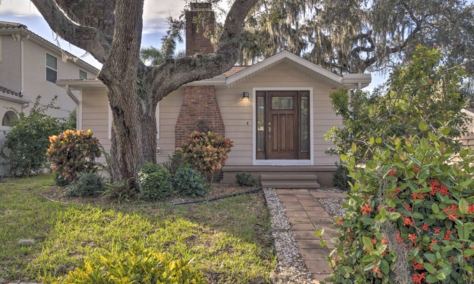 South Sarasota Cottage | Bright Sarasota Bungalow - 5 Mi to Siesta Beach!
