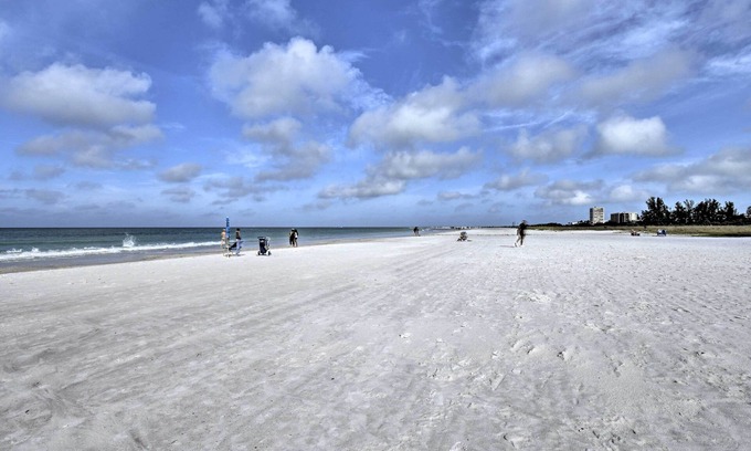 South Sarasota Cottage | Bright Sarasota Bungalow - 5 Mi to Siesta Beach!