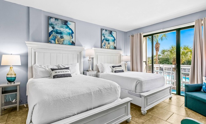 Fort Walton Beach Apartment | Bright, second-floor studio with high-speed WiFi & pool view - walk to the bay