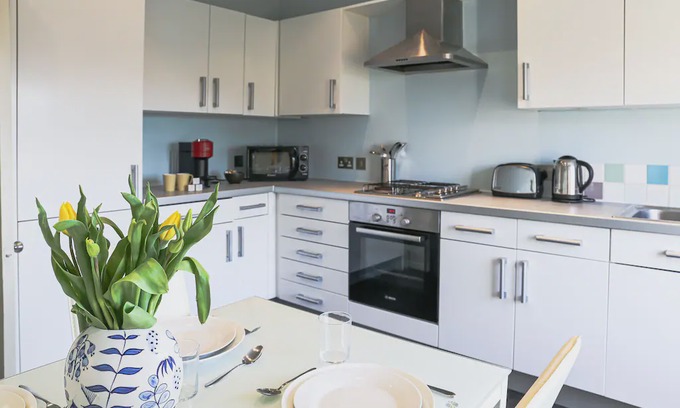 Askew Apartment | Bright Shepherds Bush Apartment