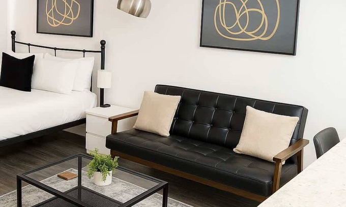 East Hyde Park Apartment | Bright South Hyde Park Studio