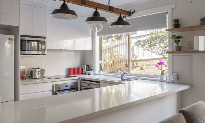 Romaine House | Bright & Spacious 2-Story Retreat