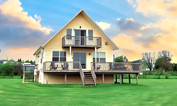 New London Cottage | Bright & Spacious 4 + 1 Bedroom Beach House - 10 Minutes from Cavendish.