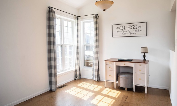 Cody House | Bright Spacious 5-bedroom house in wonderful Cody with AC & WiFi