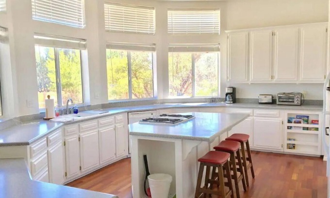 Lone Pine House | Bright, Spacious and sparkling clean 3 bed 2 bath