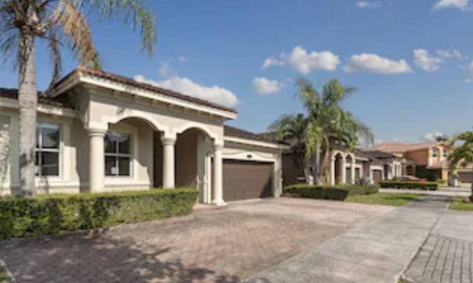 Tamiami House | Bright & spacious centrally located 4 bed home