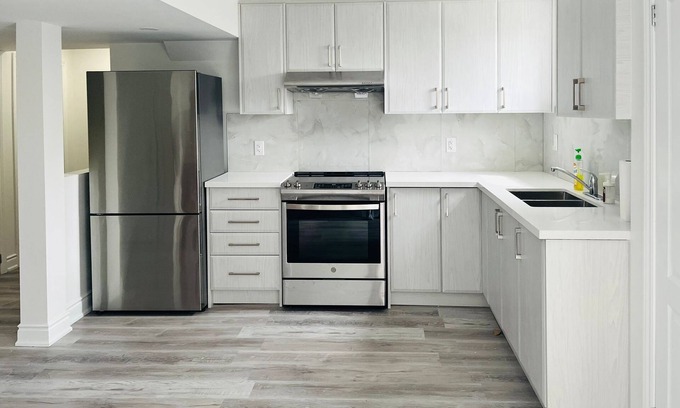 Brampton Apartment | Bright & Spacious Luxury Suite - A Comfy Getaway