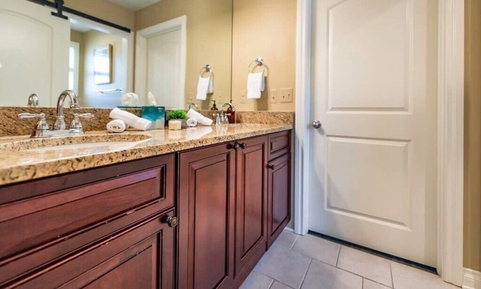 Plymouth House | Bright, Spacious Plymouth 4BR - Walk to DT!