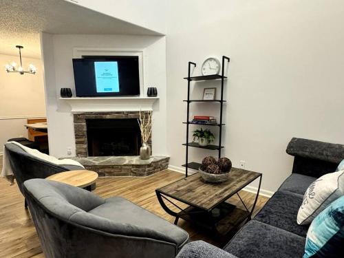 Winder Villa | Bright Spacious Renovated Home Master on Main